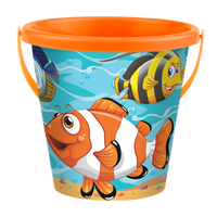 Eimer mit lustigen Fischen